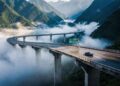 Com 270 pontes a mais de 2.000m de altitude a rodovia do céu na China utilizou tubos de aço ocos para erguer viadutos monumentais sobre o abismo