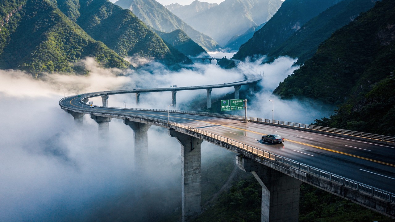 Com 270 pontes a mais de 2.000m de altitude a rodovia do céu na China utilizou tubos de aço ocos para erguer viadutos monumentais sobre o abismo