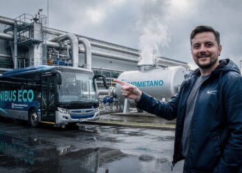 Movido a... "resíduos"? O primeiro ônibus do mundo abastecido com biometano gerado de esgoto tratado que roda 300 km, não tem cheiro ruim e limpa o ar da cidade