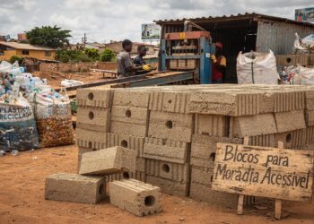 Com plástico reciclado e areia, empresa de Gana fabrica tijolos mais baratos, emprega mais de 300 pessoas na coleta de resíduos e já recebeu encomendas para 20 casas populares