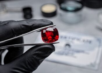 Esqueça o diamante, pois esta gema vermelha é a mais resistente após ele e vale fortunas, sendo o fogo eterno lapidado pela geologia
