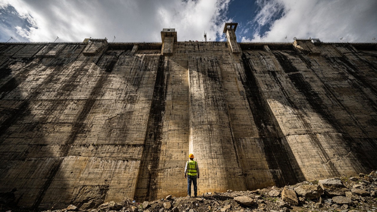 Com um custo de US$ 4 bilhões, a maior represa da Colômbia sofreu um colapso em seus túneis, pois falhas na engenharia geraram prejuízos bilionários