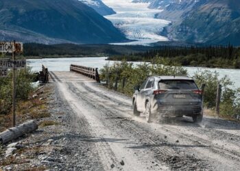 Estrada no Alasca ganha fama por seu isolamento, pois seus 97 km de cascalho sobre trilhos antigos levam ao coração de um parque nacional selvagem