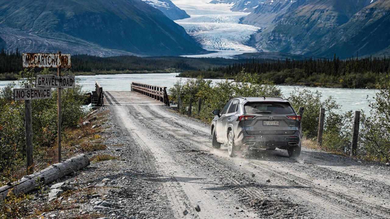 Estrada no Alasca ganha fama por seu isolamento, pois seus 97 km de cascalho sobre trilhos antigos levam ao coração de um parque nacional selvagem