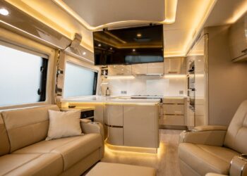 Ele viveu por um dia em um motorhome de US$ 2,5 milhões que tem acabamento de jato executivo e luxos que superam muitas mansões de alto padrão