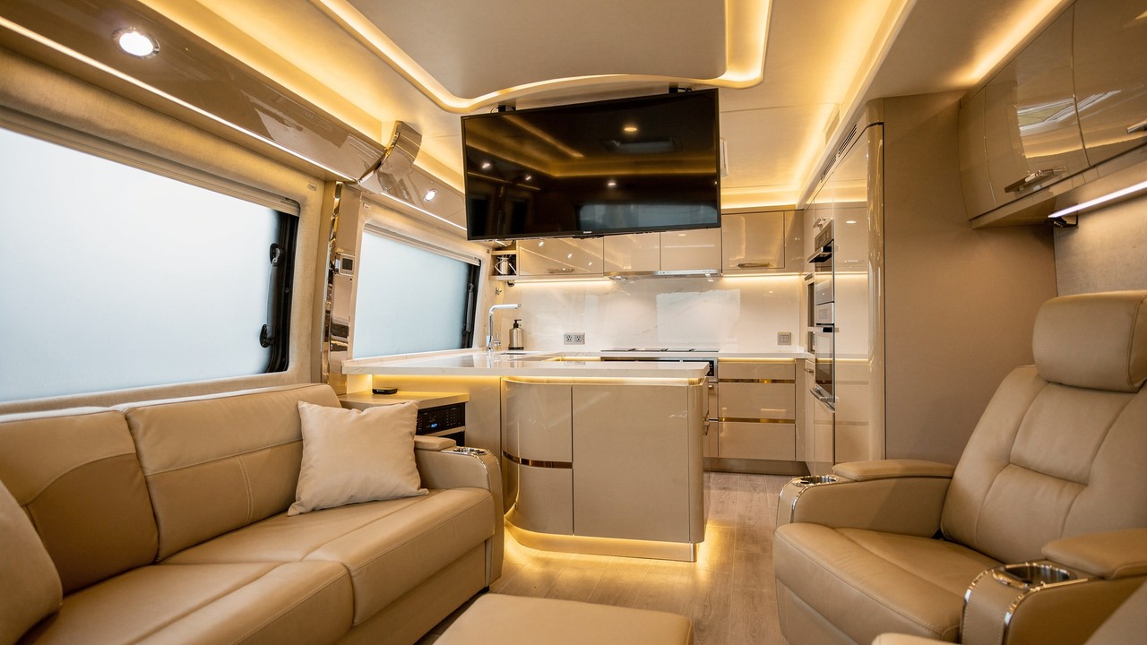 Ele viveu por um dia em um motorhome de US$ 2,5 milhões que tem acabamento de jato executivo e luxos que superam muitas mansões de alto padrão