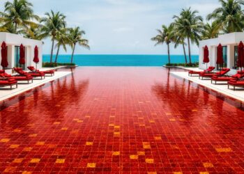 Água cor de sangue? A piscina de luxo na Tailândia que usa azulejos laranjas e vermelhos para criar um espetáculo visual único e sofisticado sem usar corantes