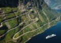 Estrada na Noruega ganha fama por suas 11 curvas em grampo, pois o trajeto de 1955 sobe a 620 metros de altitude e revela a vista do Geirangerfjord