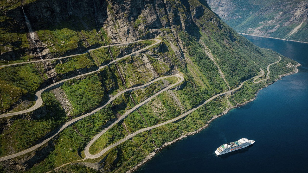 Estrada na Noruega ganha fama por suas 11 curvas em grampo, pois o trajeto de 1955 sobe a 620 metros de altitude e revela a vista do Geirangerfjord