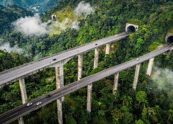 Rodovia paulista ganha fama por sua engenharia, pois seus 7 túneis e 21 viadutos de 2002 cruzam a Serra do Mar preservando a maior área de Mata Atlântica