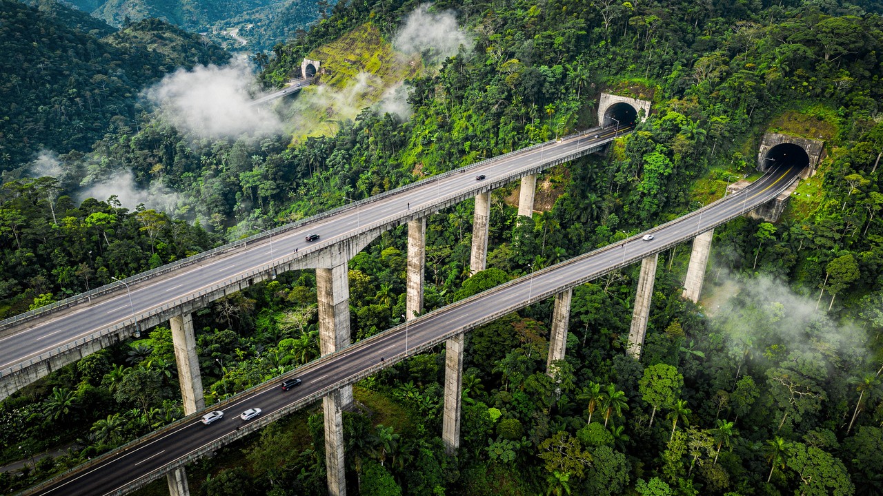 Rodovia paulista ganha fama por sua engenharia, pois seus 7 túneis e 21 viadutos de 2002 cruzam a Serra do Mar preservando a maior área de Mata Atlântica
