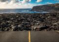 Estrada no Havaí ganha fama por seus vulcões, pois seus 30 km de extensão terminam onde a lava de 1986 cobriu o asfalto criando um cenário único