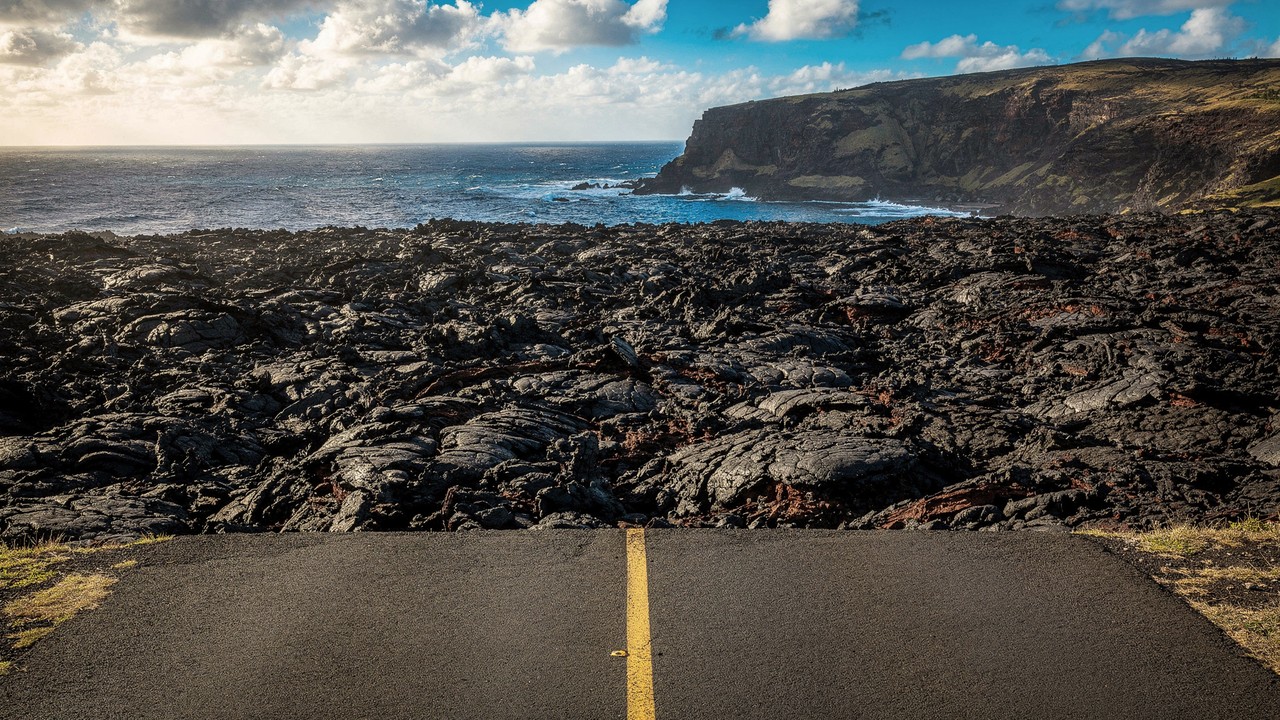 Estrada no Havaí ganha fama por seus vulcões, pois seus 30 km de extensão terminam onde a lava de 1986 cobriu o asfalto criando um cenário único
