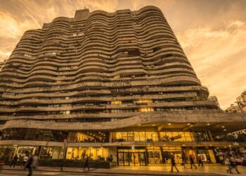 Com CEP próprio, 5.000 moradores e a maior estrutura de betão armado do país, este edifício curvilíneo em São Paulo funciona como uma cidade independente que nunca dorme