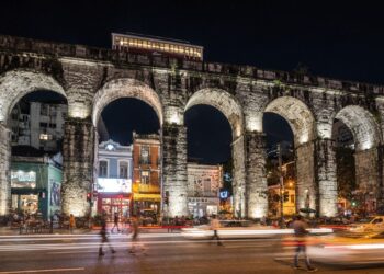 Com seus 42 arcos duplos de 1723 e 270 metros de extensão, o antigo aqueduto carioca tornou-se o maior símbolo da boemia e da história da Lapa