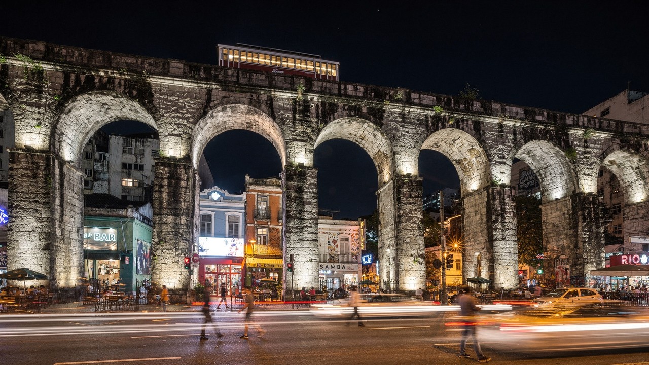 Com seus 42 arcos duplos de 1723 e 270 metros de extensão, o antigo aqueduto carioca tornou-se o maior símbolo da boemia e da história da Lapa