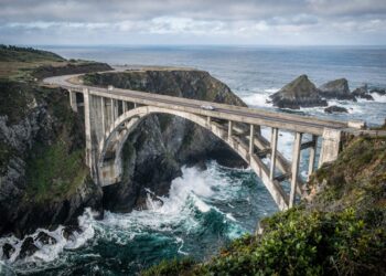 Rodovia no Oregon ganha fama por suas pontes históricas, pois seus 584 km de extensão margeiam o oceano Pacífico em um cenário espetacular