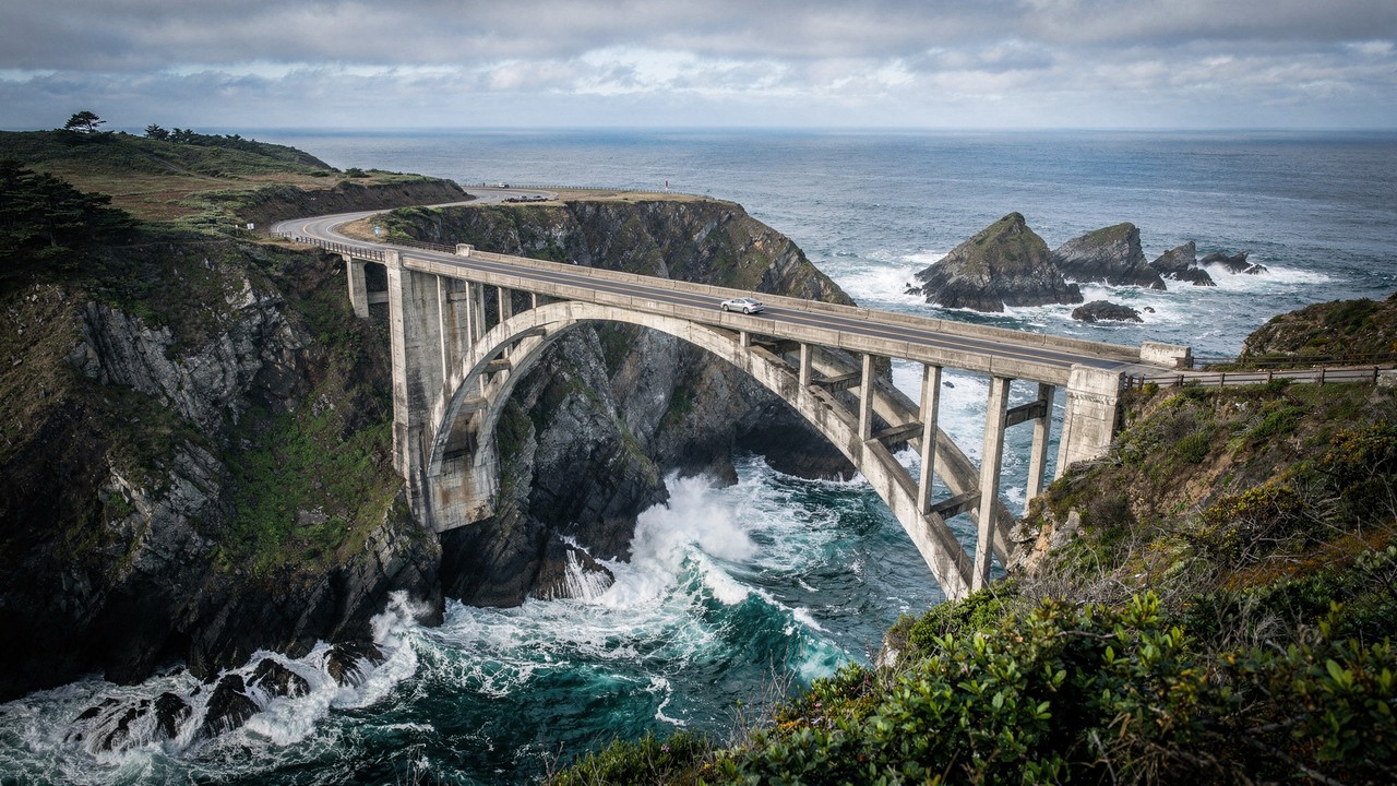 Rodovia no Oregon ganha fama por suas pontes históricas, pois seus 584 km de extensão margeiam o oceano Pacífico em um cenário espetacular