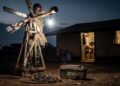 Sem rede elétrica nem dinheiro, jovem africano de 14 anos usa motor de bicicleta para gerar eletricidade e transformar a rotina da família