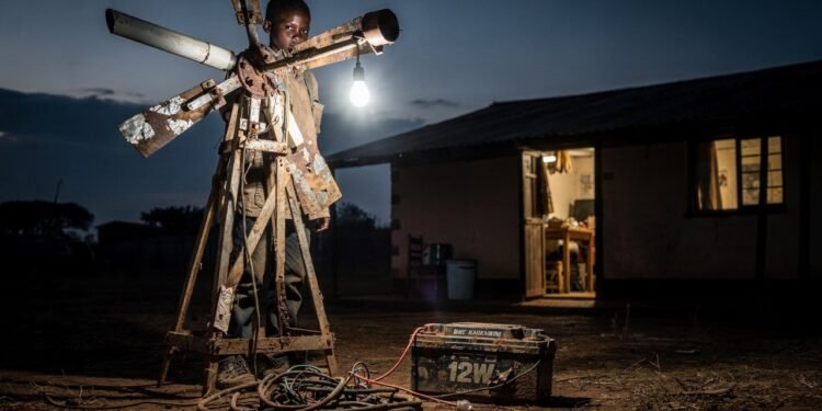 Sem rede elétrica nem dinheiro, jovem africano de 14 anos usa motor de bicicleta para gerar eletricidade e transformar a rotina da família