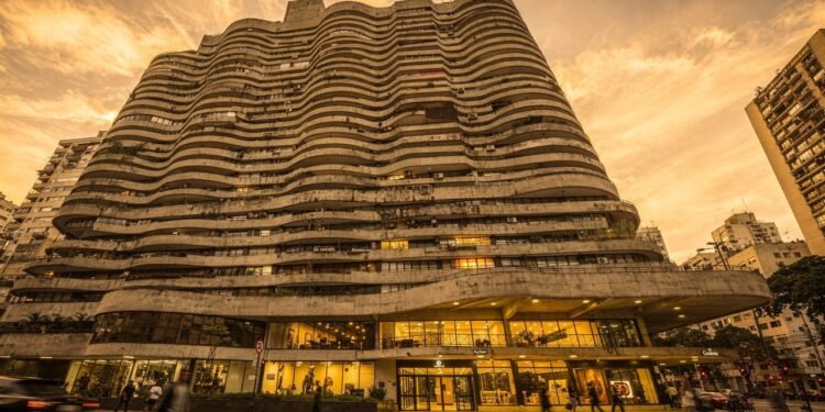 Com CEP próprio, 5.000 moradores e a maior estrutura de betão armado do país, este edifício curvilíneo em São Paulo funciona como uma cidade independente que nunca dorme