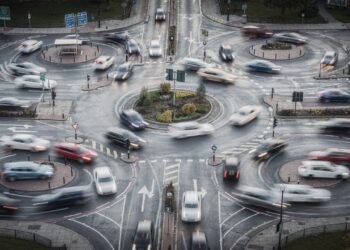 Rotatória na Inglaterra ganha fama por seus 5 mini-círculos, pois o complexo de 1972 em Swindon virou o maior desafio viário para os motoristas