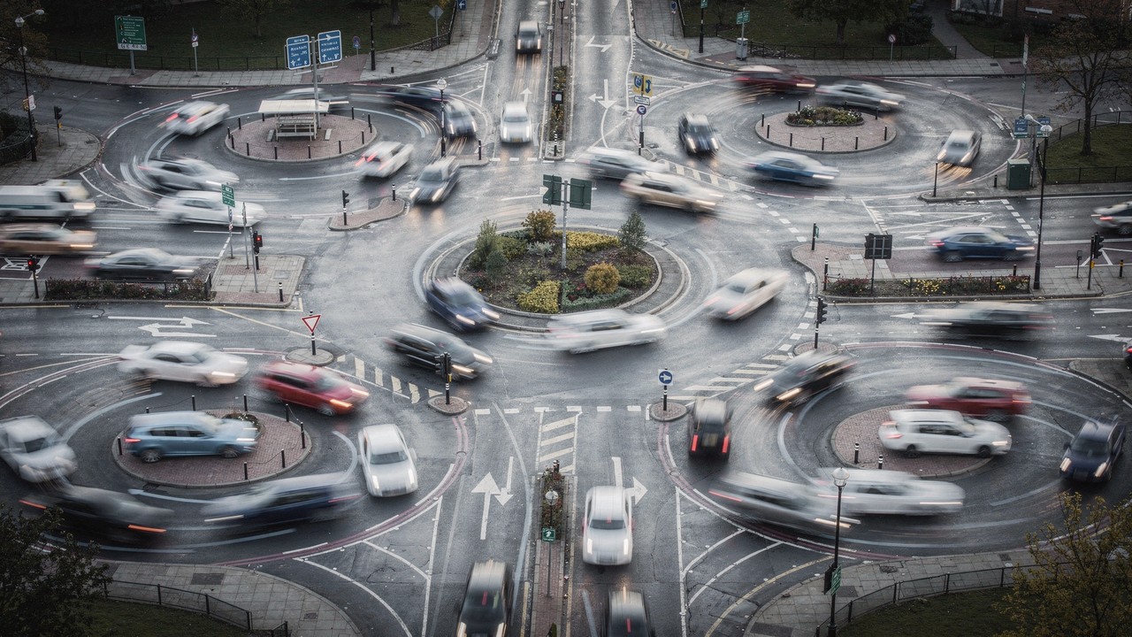 Rotatória na Inglaterra ganha fama por seus 5 mini-círculos, pois o complexo de 1972 em Swindon virou o maior desafio viário para os motoristas