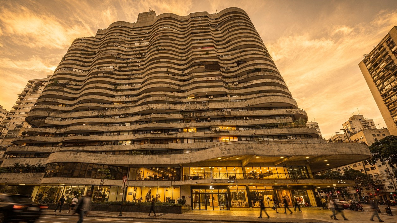 Com CEP próprio, 5.000 moradores e a maior estrutura de betão armado do país, este edifício curvilíneo em São Paulo funciona como uma cidade independente que nunca dorme