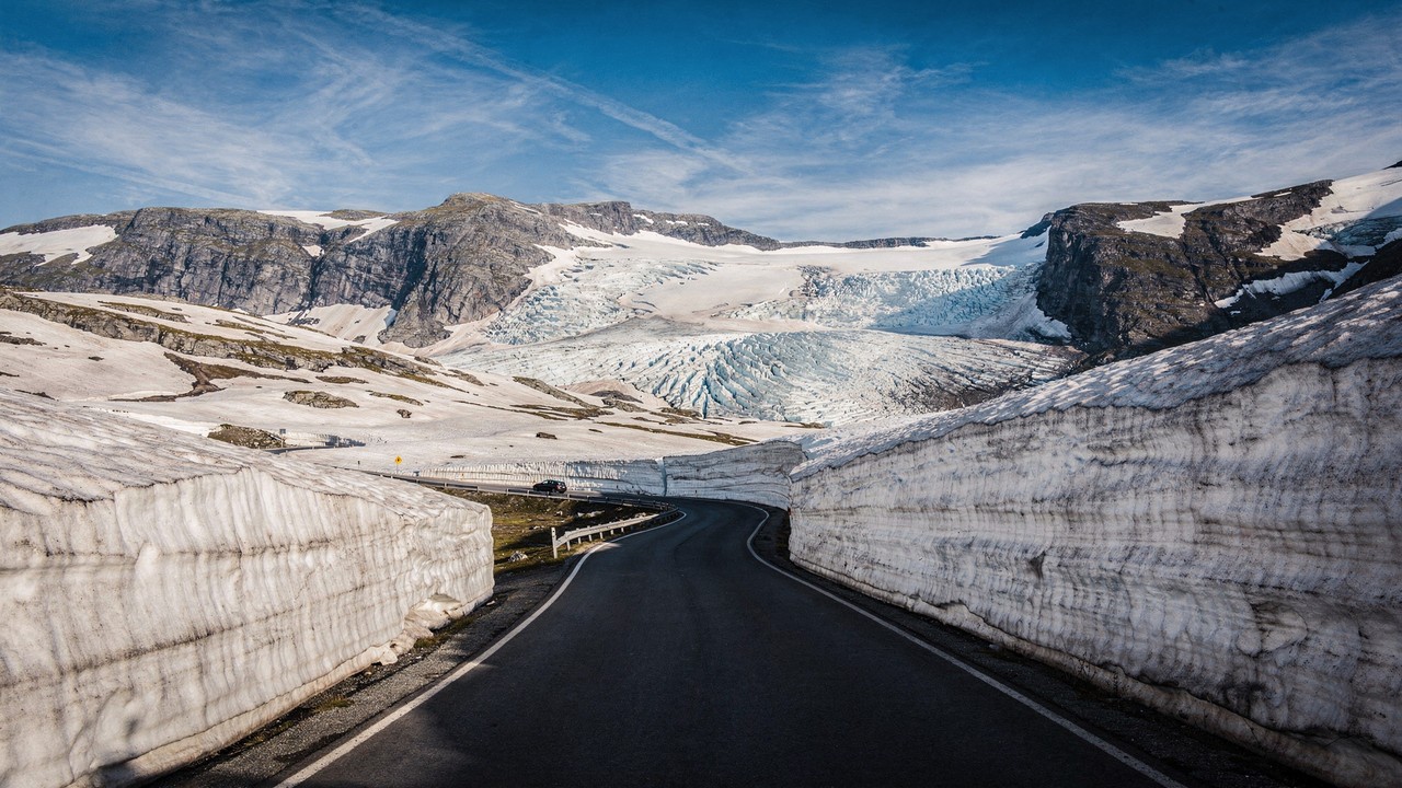 Rodovia na Noruega ganha fama por ser a mais alta do norte da Europa, pois o trajeto de 108 km atinge 1.434 m de altitude entre geleiras