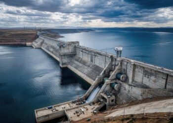 Com um muro de betão capaz de reter 74 mil milhões de metros cúbicos de água, a maior barragem de África domina o rio Nilo e promete transformar toda a economia do continente