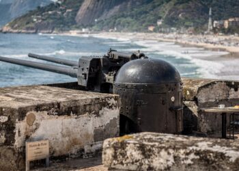 Com muralhas de 12 metros de espessura e canhões de longo alcance, a fortaleza de 1914 tornou-se o maior marco da defesa e do turismo no Rio
