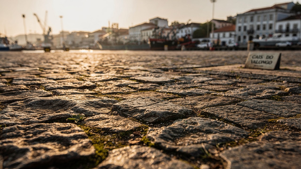 Com pavimentação de pedras de 1811 e reconhecido pela UNESCO, o Cais do Valongo tornou-se o maior símbolo da memória da diáspora africana no Rio