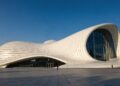 Com suas formas curvas e fluidas de 2012, o centro cultural em Baku tornou-se um marco da arquitetura contemporânea e da obra de Zaha Hadid