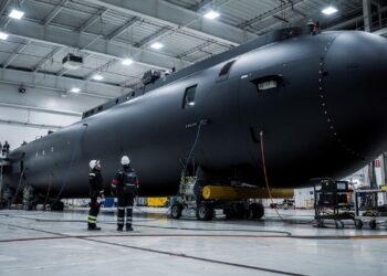 Com 26 metros de comprimento e autonomia para cruzar 12.000 km sem tripulação, o mega drone submarino da Boeing surge como a nova arma invisível dos oceanos