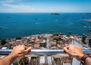 Com 72 metros de altura e inaugurado em 1873 como o primeiro elevador urbano do mundo, a estrutura de Salvador une a Cidade Baixa à Cidade Alta