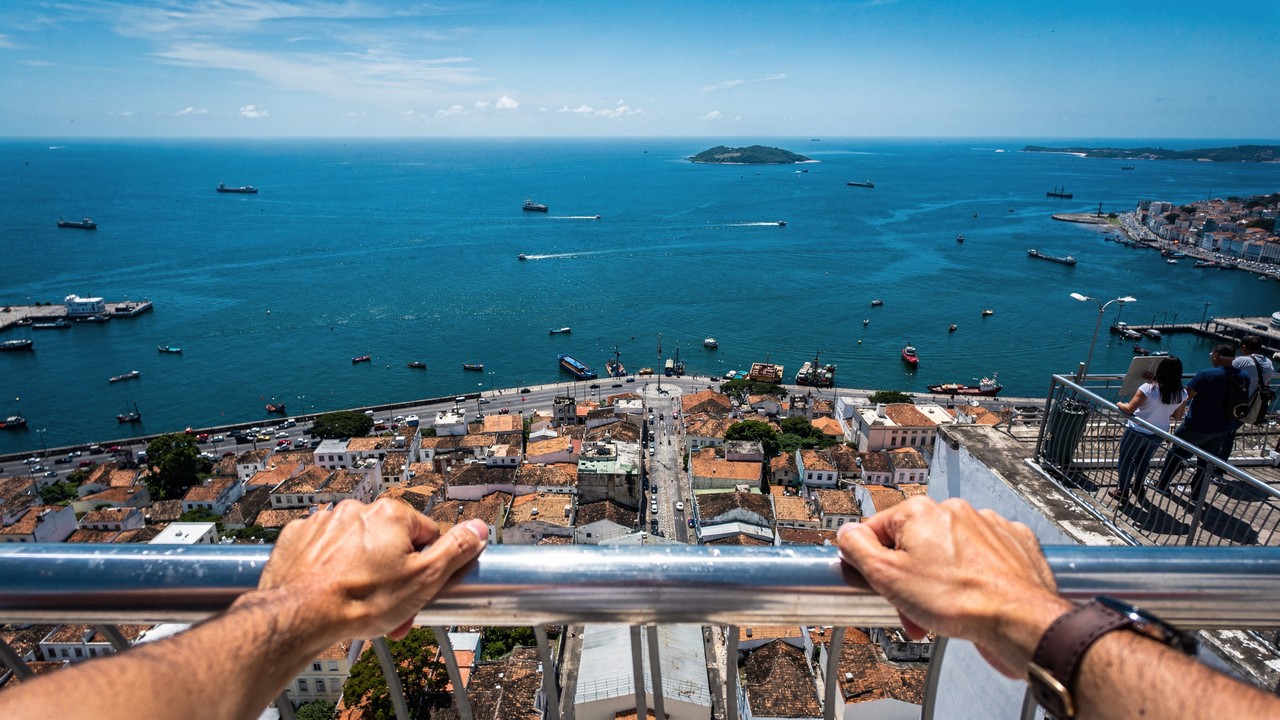 Com 72 metros de altura e inaugurado em 1873 como o primeiro elevador urbano do mundo, a estrutura de Salvador une a Cidade Baixa à Cidade Alta