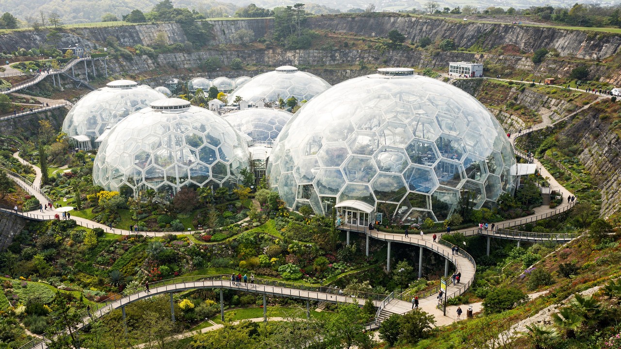 As maiores estufas do mundo foram erguidas no fundo de uma mina de argila abandonada na Inglaterra, simulando biomas inteiros com "bolhas" de plástico resistente e leve