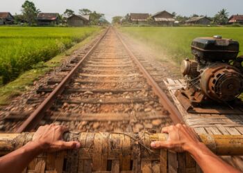 Sem teto, sem paredes e movido a motor de barco: o “trem de bambu” improvisado que salvou vilarejos isolados e virou a atração turística mais divertida do Camboja
