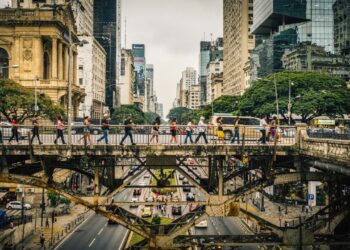 Com 240 metros de extensão e inaugurado em sua versão atual de metal e concreto em 1938, o Viaduto do Chá tornou-se o primeiro grande elo entre o Centro Velho e o Centro Novo e o marco urbano mais tradicional de São Paulo