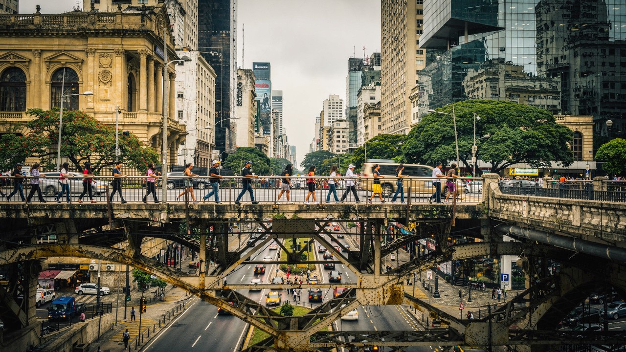Com 240 metros de extensão e inaugurado em sua versão atual de metal e concreto em 1938, o Viaduto do Chá tornou-se o primeiro grande elo entre o Centro Velho e o Centro Novo e o marco urbano mais tradicional de São Paulo