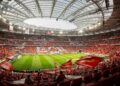 Com capacidade para 65 mil pessoas e inaugurado em 2003, o Estádio da Luz tornou-se a catedral moderna do futebol português e um dos maiores marcos da arquitetura esportiva contemporânea da Península Ibérica