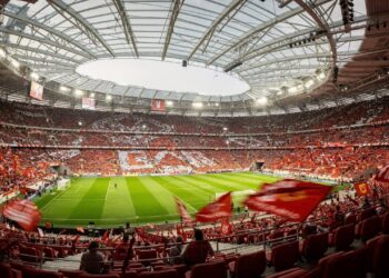 Com capacidade para 65 mil pessoas e inaugurado em 2003, o Estádio da Luz tornou-se a catedral moderna do futebol português e um dos maiores marcos da arquitetura esportiva contemporânea da Península Ibérica