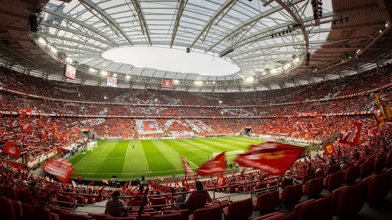 Com capacidade para 65 mil pessoas e inaugurado em 2003, o Estádio da Luz tornou-se a catedral moderna do futebol português e um dos maiores marcos da arquitetura esportiva contemporânea da Península Ibérica