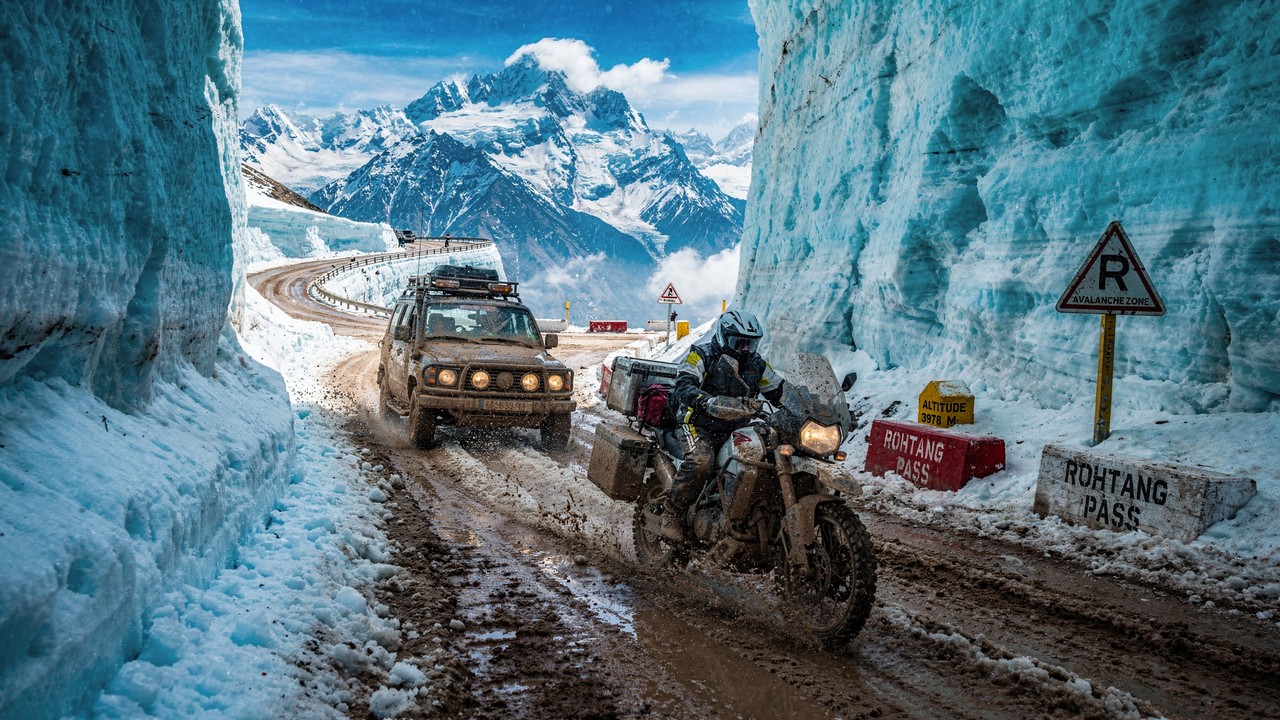 Passagem na Índia ganha fama por seus 3.978 metros de altitude, pois o trajeto de neve e lama desafia a engenharia no coração do Himalaia