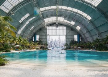 Uma praia tropical no meio da neve: antigo hangar de dirigíveis na Alemanha esconde a maior piscina coberta do mundo, com sol artificial, floresta e mar quente o ano todo