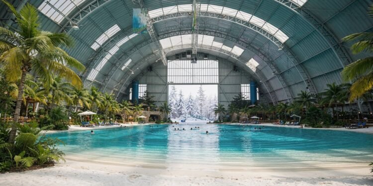 Uma praia tropical no meio da neve: antigo hangar de dirigíveis na Alemanha esconde a maior piscina coberta do mundo, com sol artificial, floresta e mar quente o ano todo