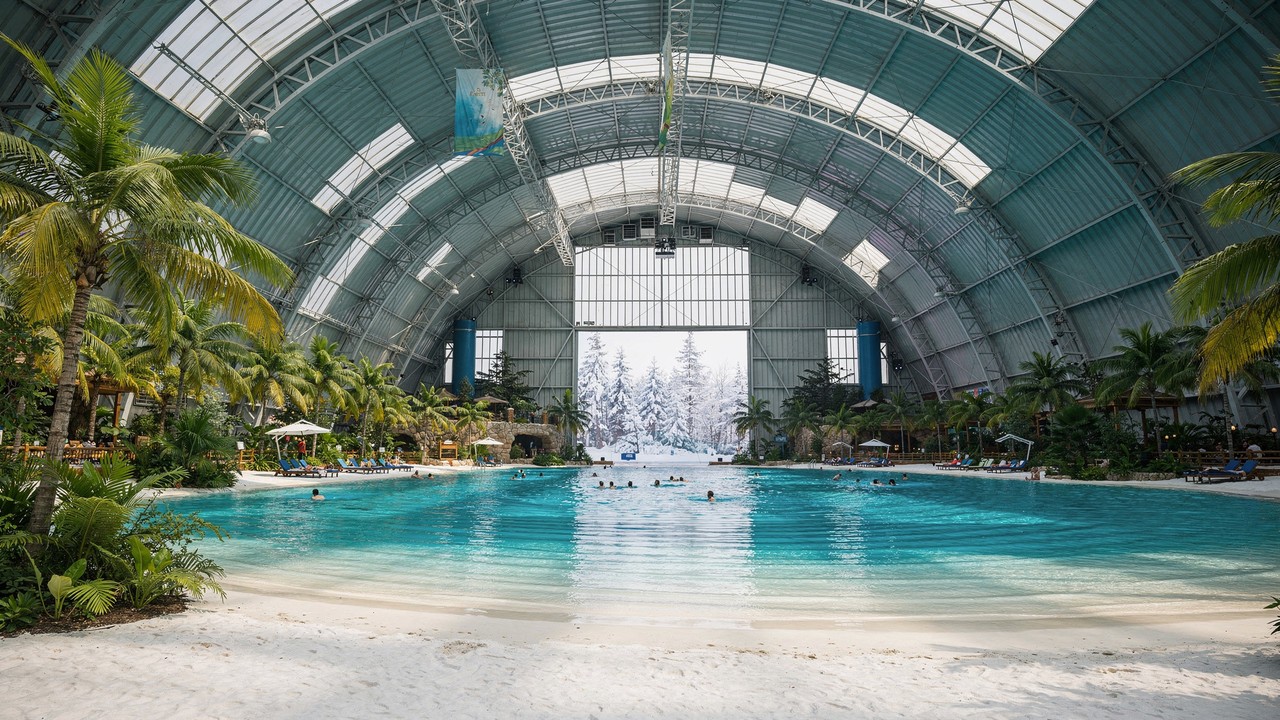 Uma praia tropical no meio da neve: antigo hangar de dirigíveis na Alemanha esconde a maior piscina coberta do mundo, com sol artificial, floresta e mar quente o ano todo