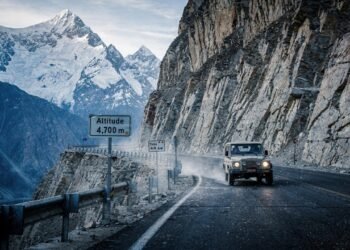 Rodovia no Paquistão ganha fama por seus 4.693 m de altitude, pois o trajeto de 1.300 km de 1978 virou a oitava maravilha do mundo e a mais alta