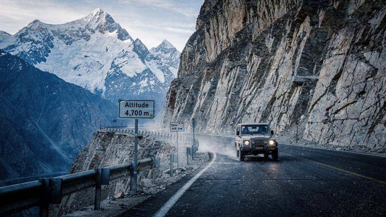 Rodovia no Paquistão ganha fama por seus 4.693 m de altitude, pois o trajeto de 1.300 km de 1978 virou a oitava maravilha do mundo e a mais alta