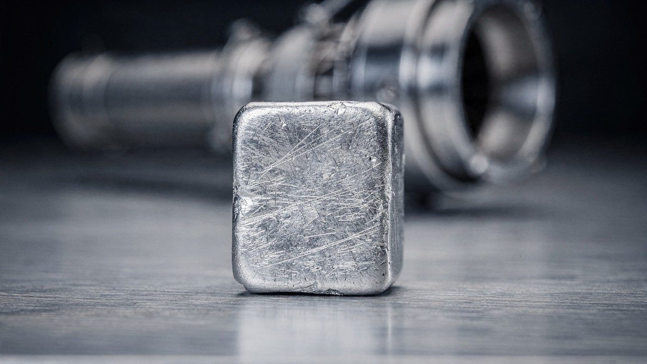 Esqueça o ouro, pois este metal denso resiste a 2.400°C e custa até US$ 160 mil o quilo, sendo a joia rara da tecnologia espacial